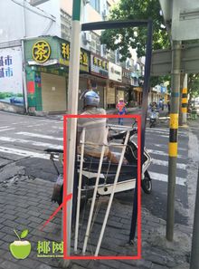 海口西沙路與萬華路交界處派出所燈光箱損壞引關注，網(wǎng)友呼吁及時維修